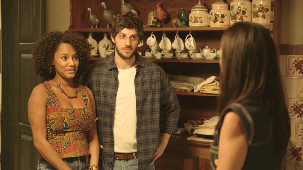 Na novela Amor de Mãe, casal aceita proposta de Thelma (Adriana Esteves) em ser barriga solidária do neto — Foto: Globo