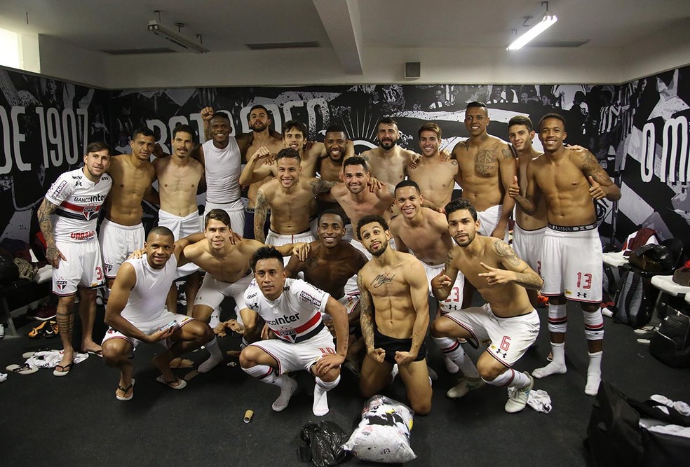 Elenco do São Paulo comemora vitória sobre o Botafogo no estádio Nilton Santos (Foto: Rubens Chiri / saopaulofc.net)