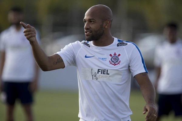 Fellipe Bastos xinga Clayton em treino pegado dos reservas do Corinthians