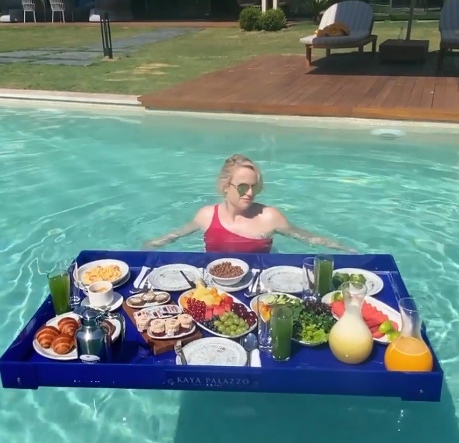 Rebel Wilson ostenta café da manhã 'flutuante' em piscina de resort (Foto: Reprodução/ Instagram)