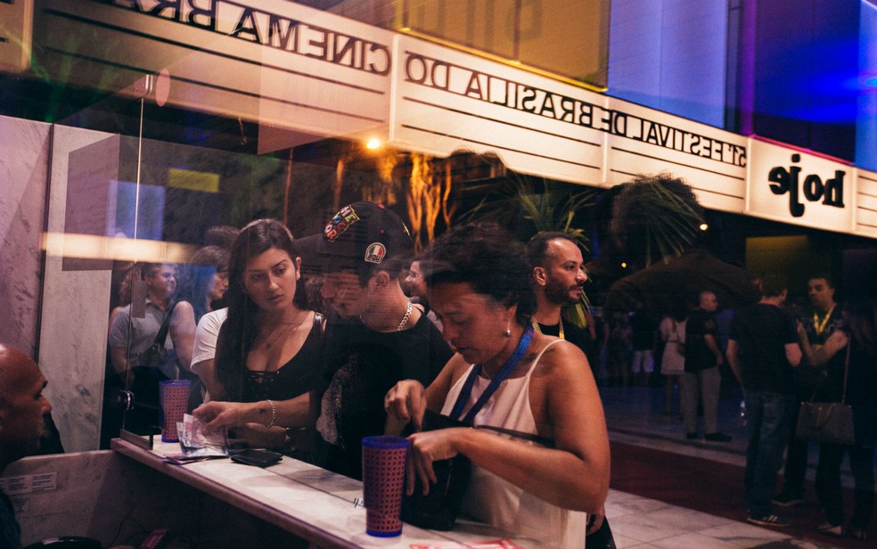 Pessoas compram ingresso para o 51º Festival de Brasília do Cinema Brasileiro — Foto: Festival de Brasília do Cinema Brasileiro/Divulgação