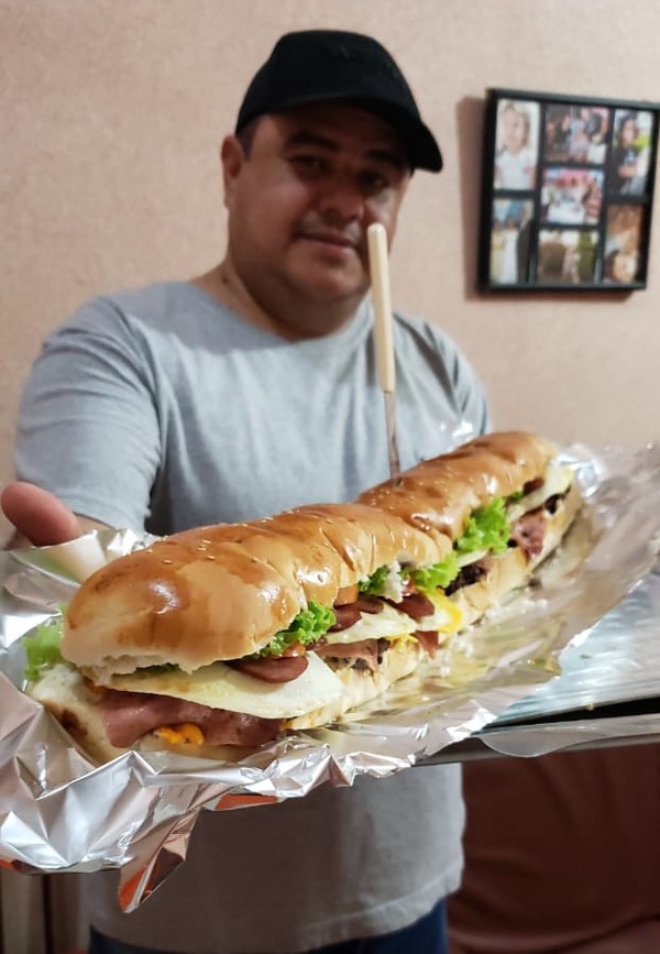 Empreendedor cria hambúrguer gigante e lanche vira sucesso em Teresina — Foto: Arquivo Pessoal