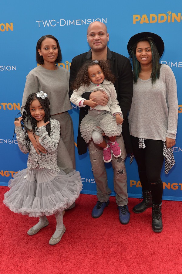 Mel B com o ex-marido e suas três filhas (Foto: Getty Images)