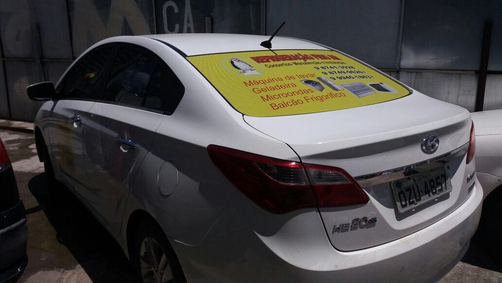 Carro usado pelos traficantes para entregar droga em Maceió tinha plotagem de empresa fantasma de refrigeração para não levantar suspeitas (Foto: Divulgação/SSP-AL)