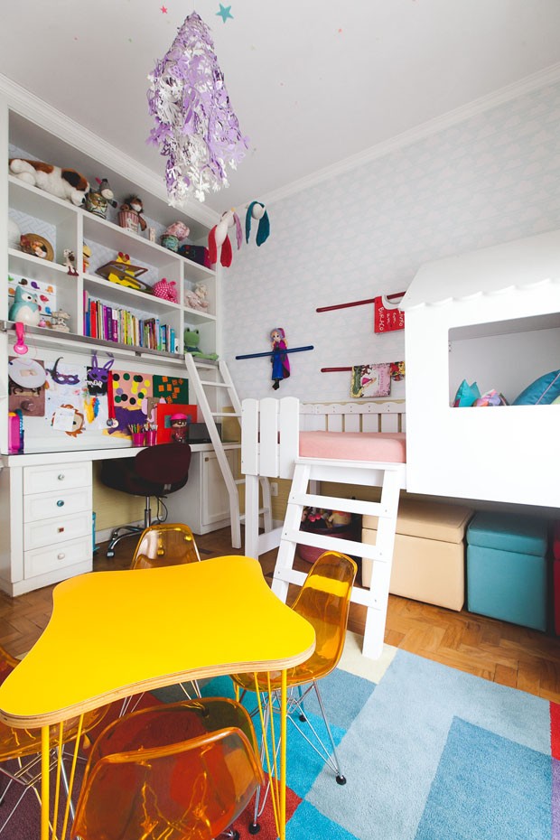 Décor do dia: quarto de menina tem cama com casinha, cercadinho e muitas cores (Foto: Divulgação)