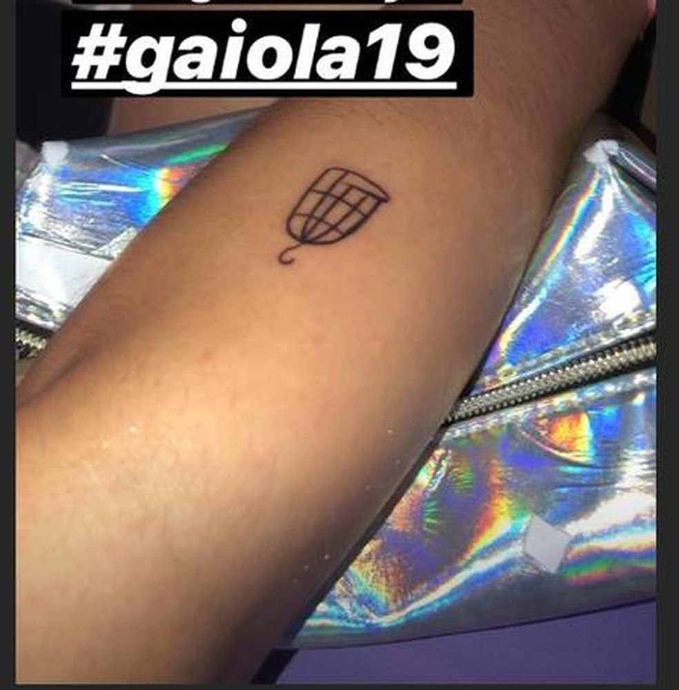 . Hana, Rodrigo, Rizia, Gabriela, Danrley, Elana e Alan ficaram tão amigos que até a mesma tatuagem eles compartilham: o desenho de gaiolinha — Foto: Instagram