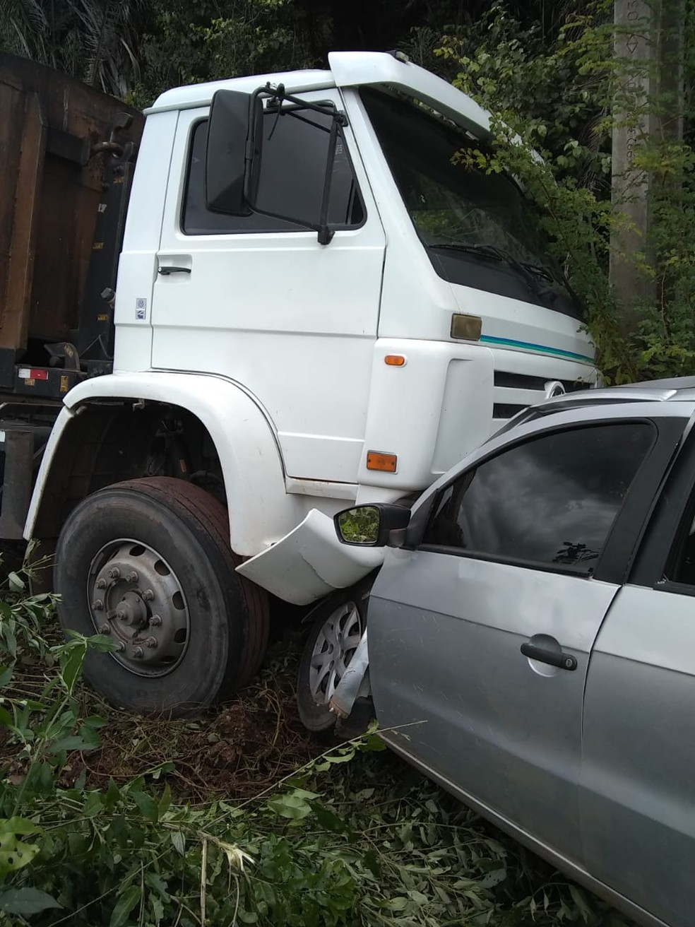 Caminhão e carro saíram da pista durante colisão na PI-113 — Foto: Divulgação/Guarda Municipal de José de Freitas