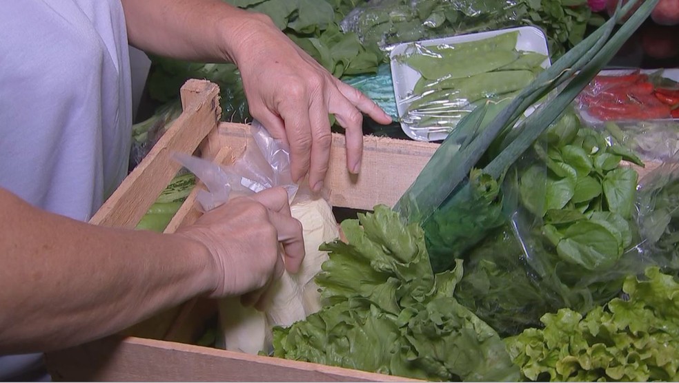Empresária de Itapetininga (SP) optou por vender hortaliças e verduras ao consumidor final por delivery — Foto: Reprodução/TV TEM
