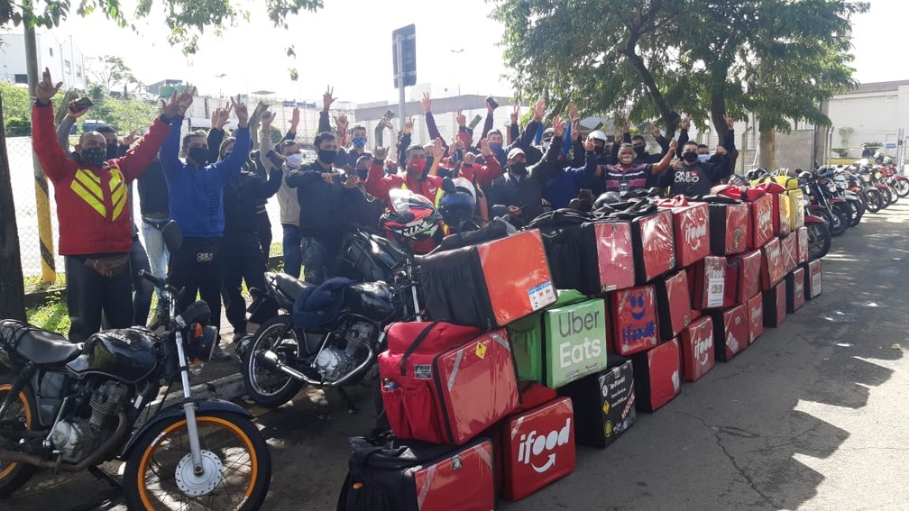 Entregadores se re&uacute;nem em frente ao shopping de Piracicaba em apoio &agrave; paralisa&ccedil;&atilde;o nacional &mdash; Foto: Edijan Del Santo/EPTV