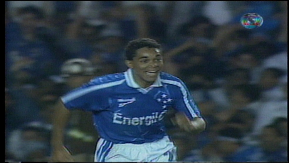 Elivélton comemora após marcar o gol da vitória e do título do Cruzeiro em 1997 (Foto: Reprodução/TV Globo)