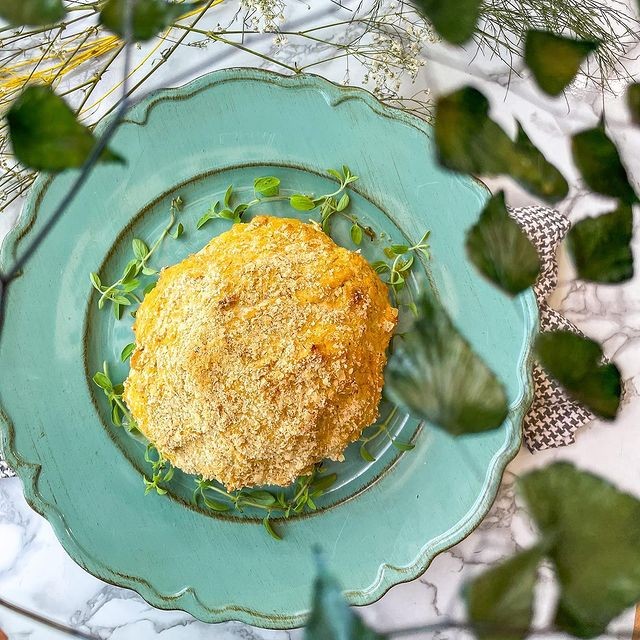 Na receita de couve-flor de forno recheada, a hortaliça precisa ser cozida em água quente por sete minutos (Foto: Reprodução / Instagram / @chefcabotelho)