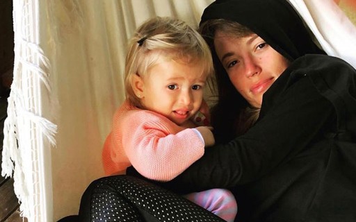 Juliana Didone faz selfie com a filha de um ano e fãs decretam: "Sua xerox"