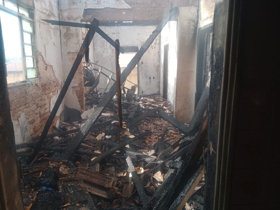 Idosa e filha são resgatadas por vizinhos após casa onde moravam pegar fogo em Bauru — Foto: Defesa Civil/Divulgação