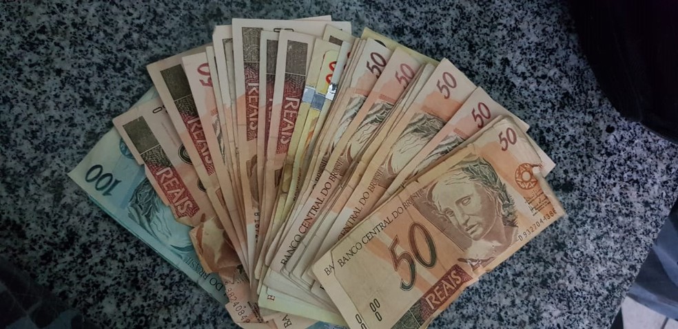Suspeito foi presos com R$ 2000 em notas possivelmente falsas, no Centro de Teresina — Foto: Divulgação/ Polícia Militar