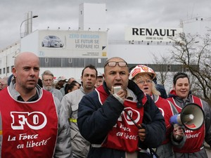 Manifestação acontece em frente à fábrica da Renault de Flins (Foto: Christian Hartmann/Reuters)