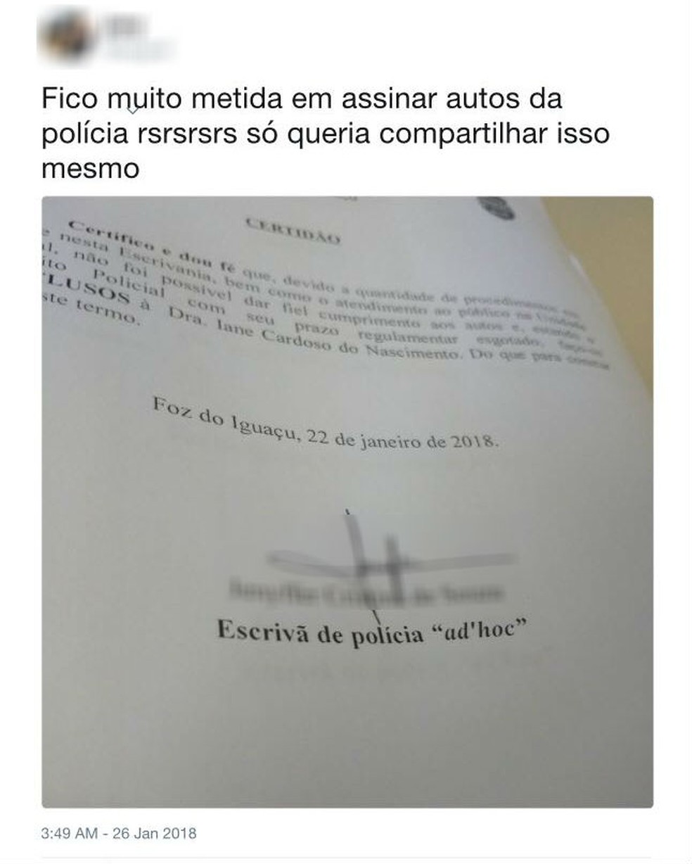 Na mesma rede social, a ex-estagiária exibia documentos aparentemente oficiais, assinados por ela como escrivã de polícia (Foto: Reprodução/Twitter)