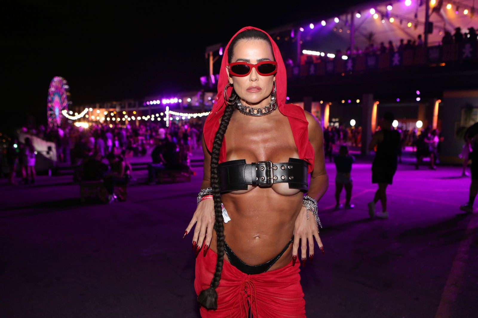 Deborah Secco vai ao Lollapalooza para assistir ao show de Rosalía