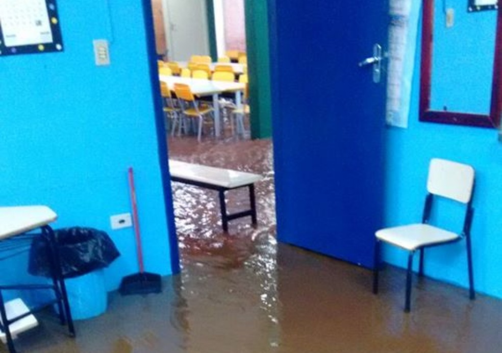 Escola ficou alagada e aulas precisaram ser suspensas (Foto: Arquivo Pessoal)