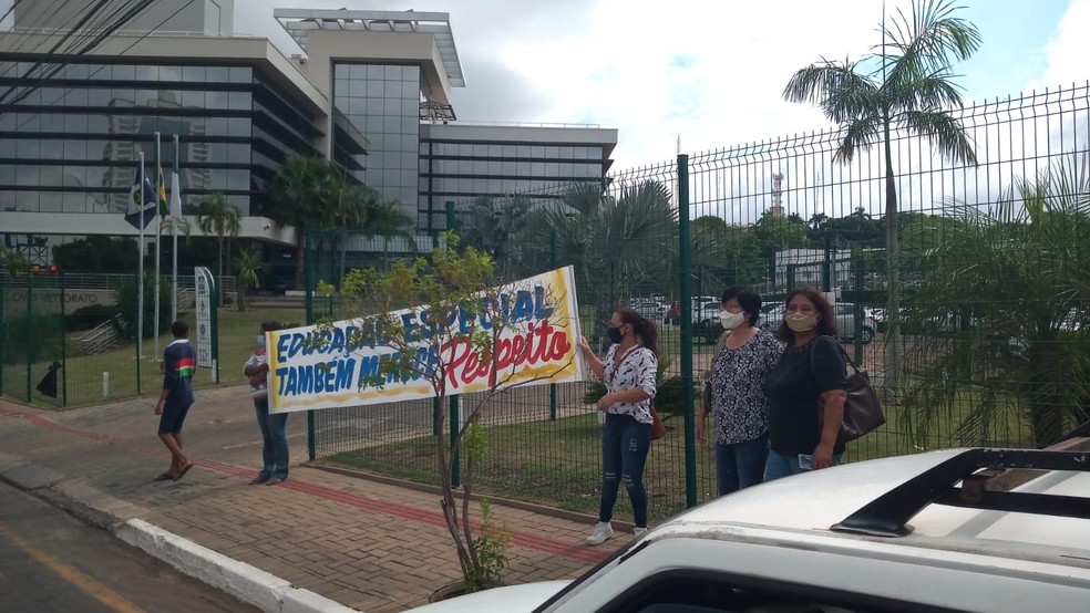Manifestantes usaram faixas para chamar a atenção da Seduc para as escolas especiais — Foto: Divulgação