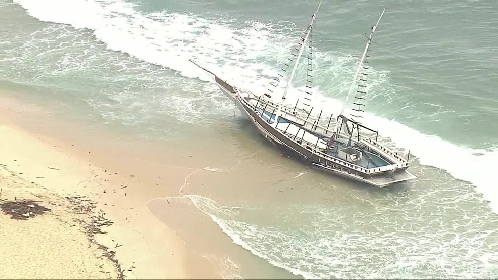 Embarcação de Porto Seguro, Bahia, encontrada encalhada na Praia da Reserva, na Zona Oeste do Rio, na manhã de segunda-feira (7) — Foto: Reprodução/TV Globo