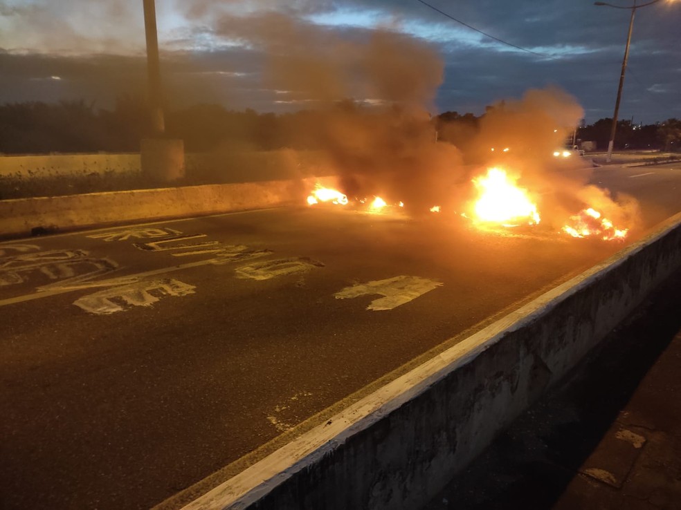Grupo pôs fogo em pneus na madrugada de sábado (24) em Natal. — Foto: PM/Cedida