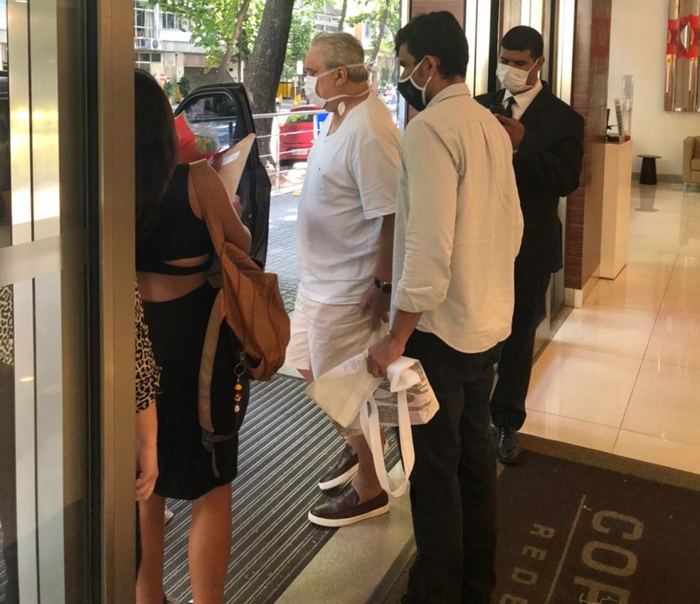 Ex-jogador Branco deixa o hospital, na Zona Sul do Rio, na tarde deste sábado (3) — Foto: Reprodução