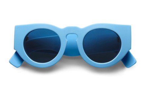 QUINTA-FEIRA. 12.11: A armação ganha destaque pelas laterais ultragrossas e pelo tom de azul escolhido - para os mais extravagantes, o modelo Sigmund da Acne Studios é perfeito para o posto de óculos do dia.