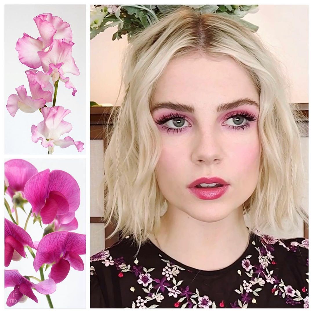 Lucy Boynton aposta em maquiagem rosada, com o tom esfumado nos olhos, colorindo as bochechas e os lábios em tonalidades diferentes (Foto: reprodução Instagram )