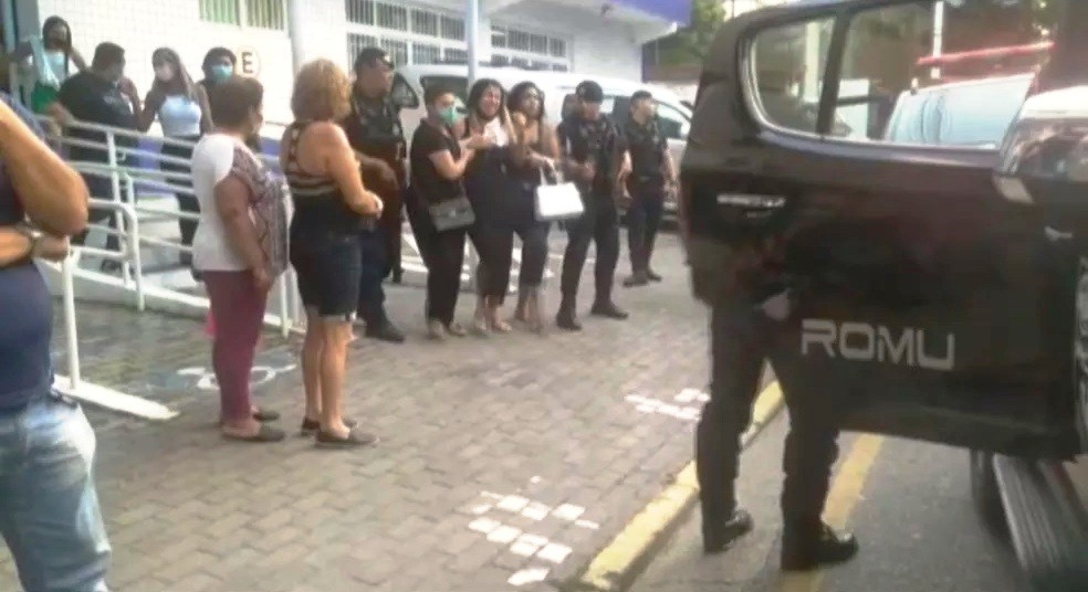 Guardas retiraram esposa do vereador de confuso em Guaruj, SP  Foto: Reproduo/Planto Guaruj