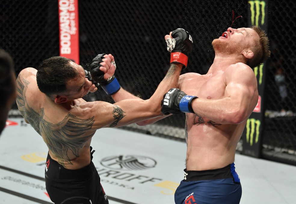 Tony Ferguson acerta um uppercut em Justin Gaethje no segundo round da luta principal do UFC 249 — Foto: Getty Images
