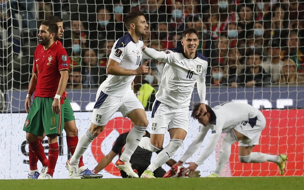 Tadic comemora o gol da Sérvia contra Portugal pelas Eliminatórias — Foto: Reuters