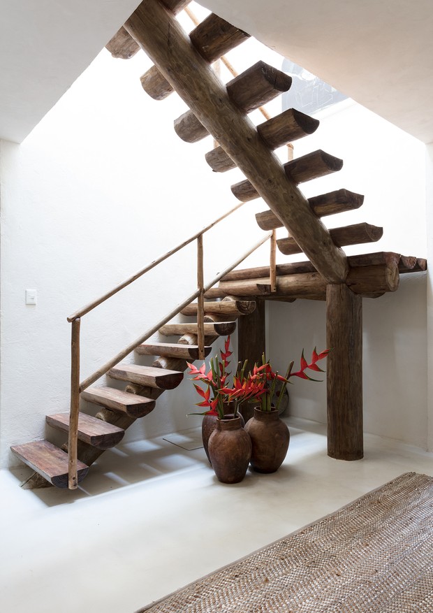Escada e vasos Toca, desenhados por Malu e concebidos por Felipe Cipriani (Foto: Xico Diniz)
