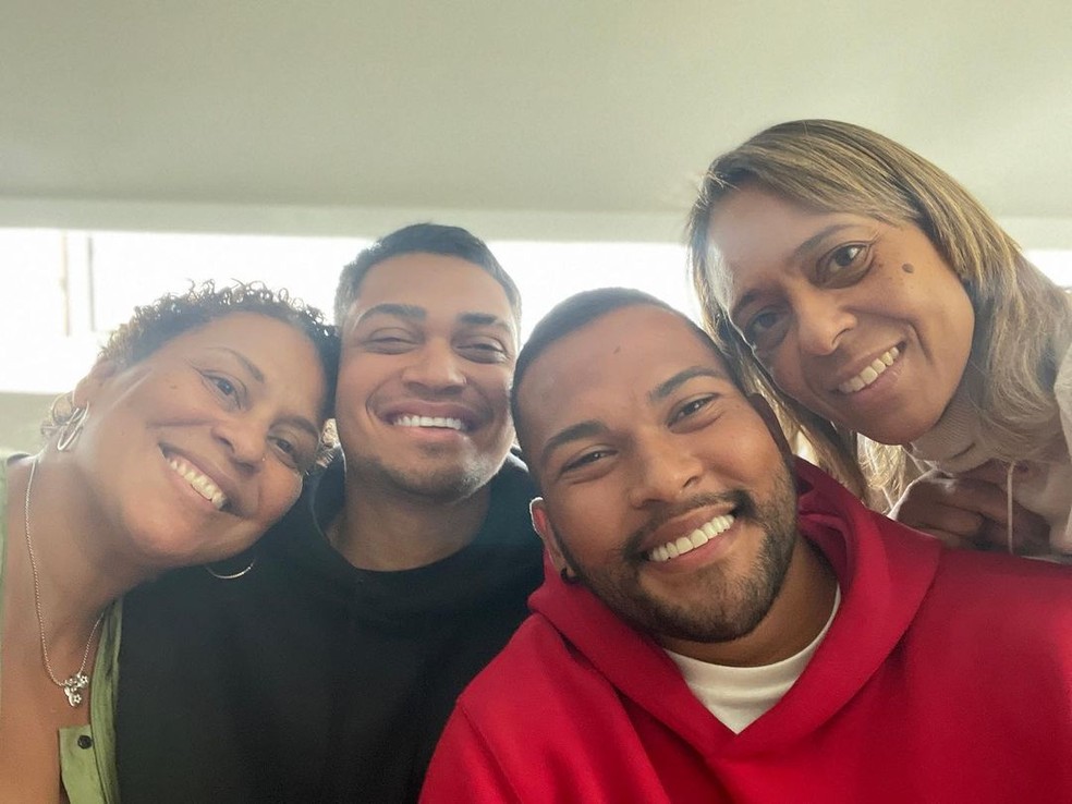 Kely e Flavia Nascimento com os netos de Pelé Gabriel e Octávio — Foto: Reprodução/Instagram 
