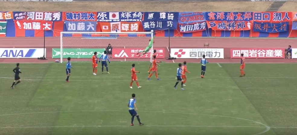 Muralha em estreia no Japão (Foto: Reprodução / Twitter)