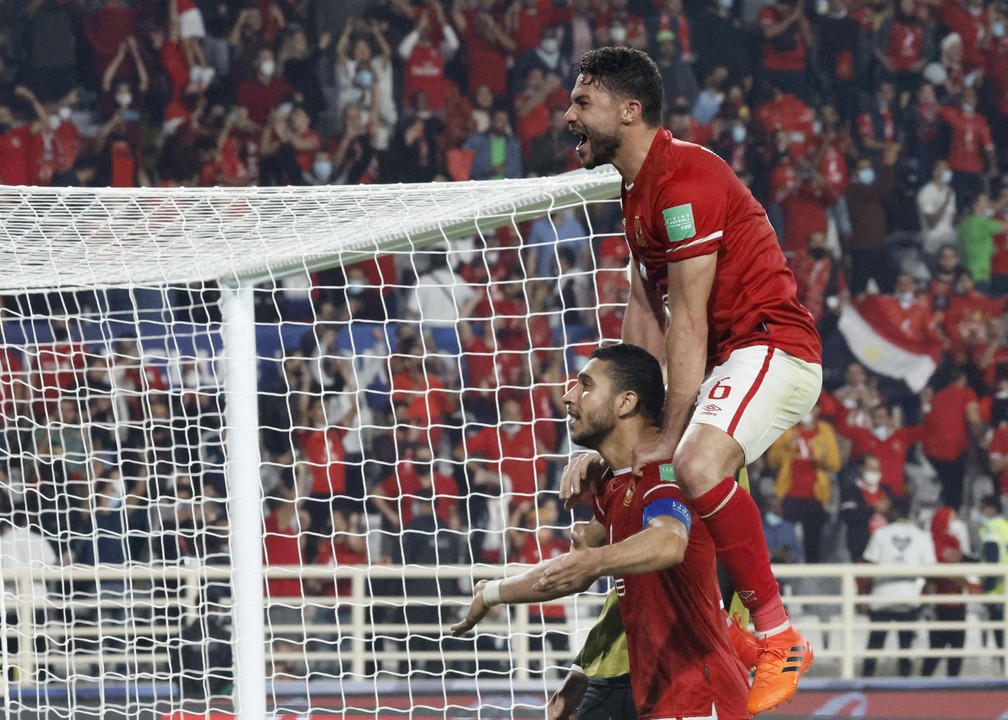Rabia e Ibrahim comemoram classificação do Al Ahly à semifinal do Mundial de Clubes — Foto: Reuters