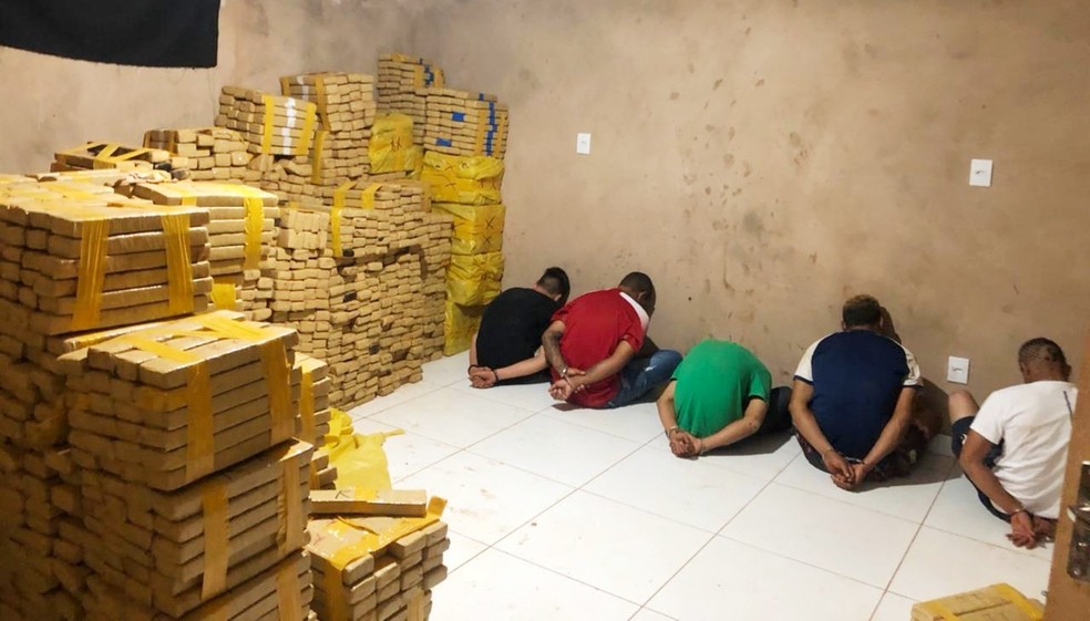 Entorpecentes estavam em casa que funcionava como centro de distribuição. Homens foram presos em flagrante.  Foto: DéboraRicalde/g1MS