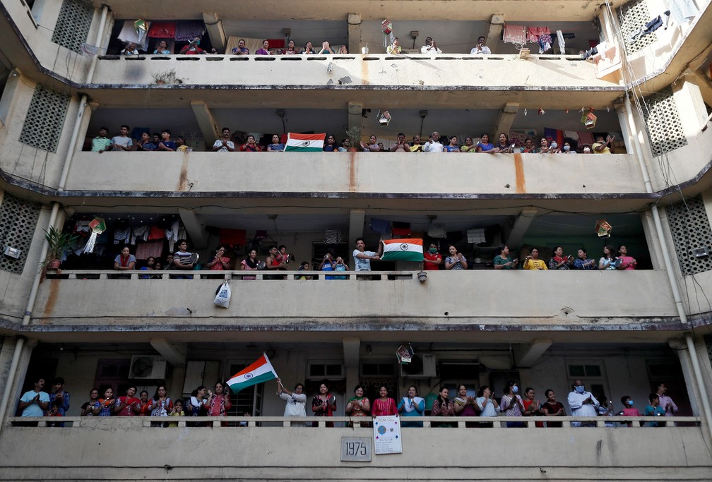Pessoas batem palmas e panelas de suas varandas para agradecer ao pessoal de emergência e profissionais da saúde em Mumbai, na Índia, em 22 de março  — Foto:  Francis Mascarenhas/Reuters