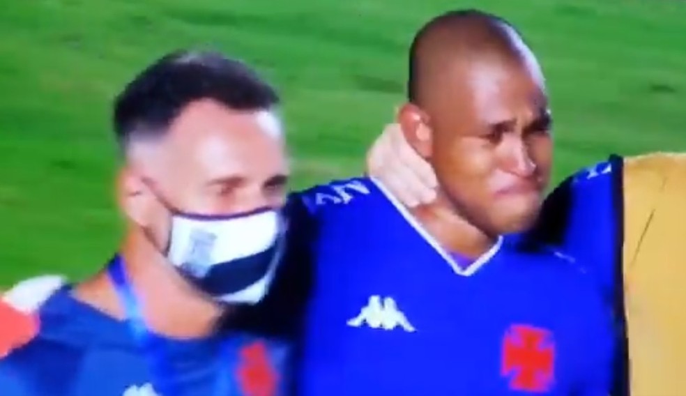 Após falha, Lucão chora na saída de campo em derrota do Vasco para o Defensa y Justicia