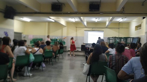 Auditório da EMEF Jean Mermoz, na Chácara Inglesa, Zona Sul de SP, tem apenas uma janela — Foto: Arquivo pessoal