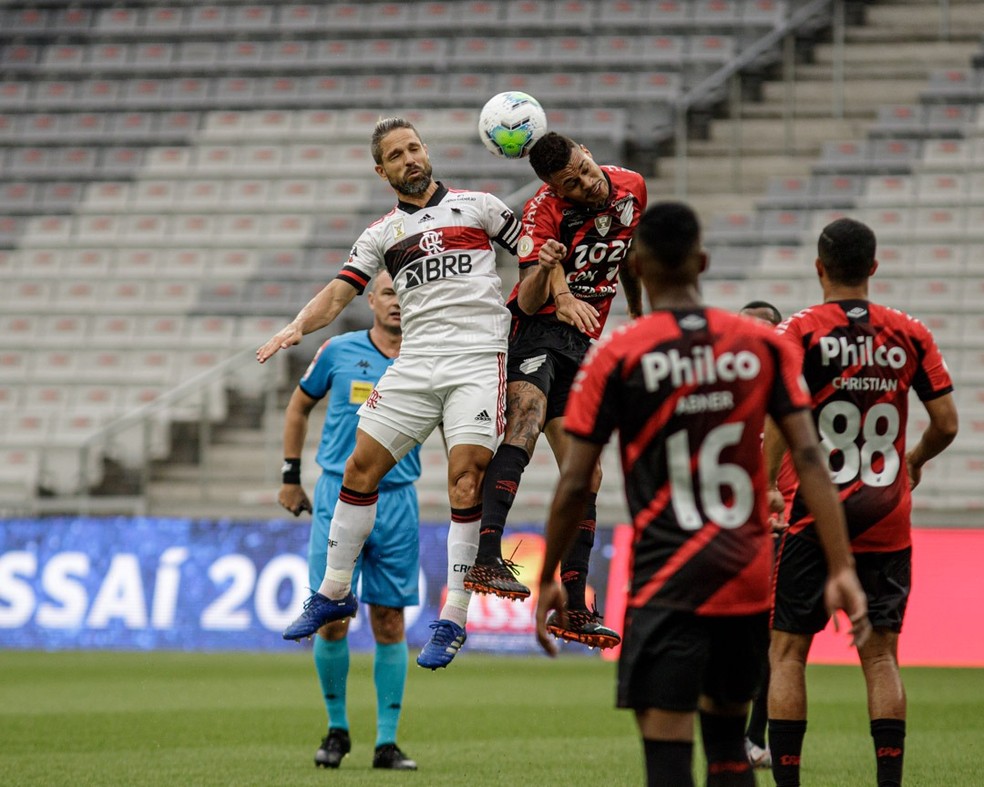 Diego disputa lance em derrota do Flamengo — Foto: Matheus Sebenello/NeoPhoto