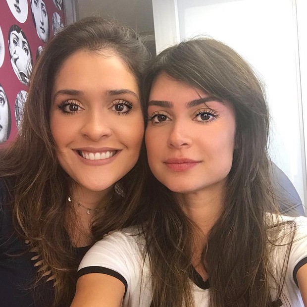 Aqui, Nadia Tambasco com Thaila Ayala, cliente fiel da guru de sobrancelhas  (Foto: Reprodução Instagram @nadiatambasco)