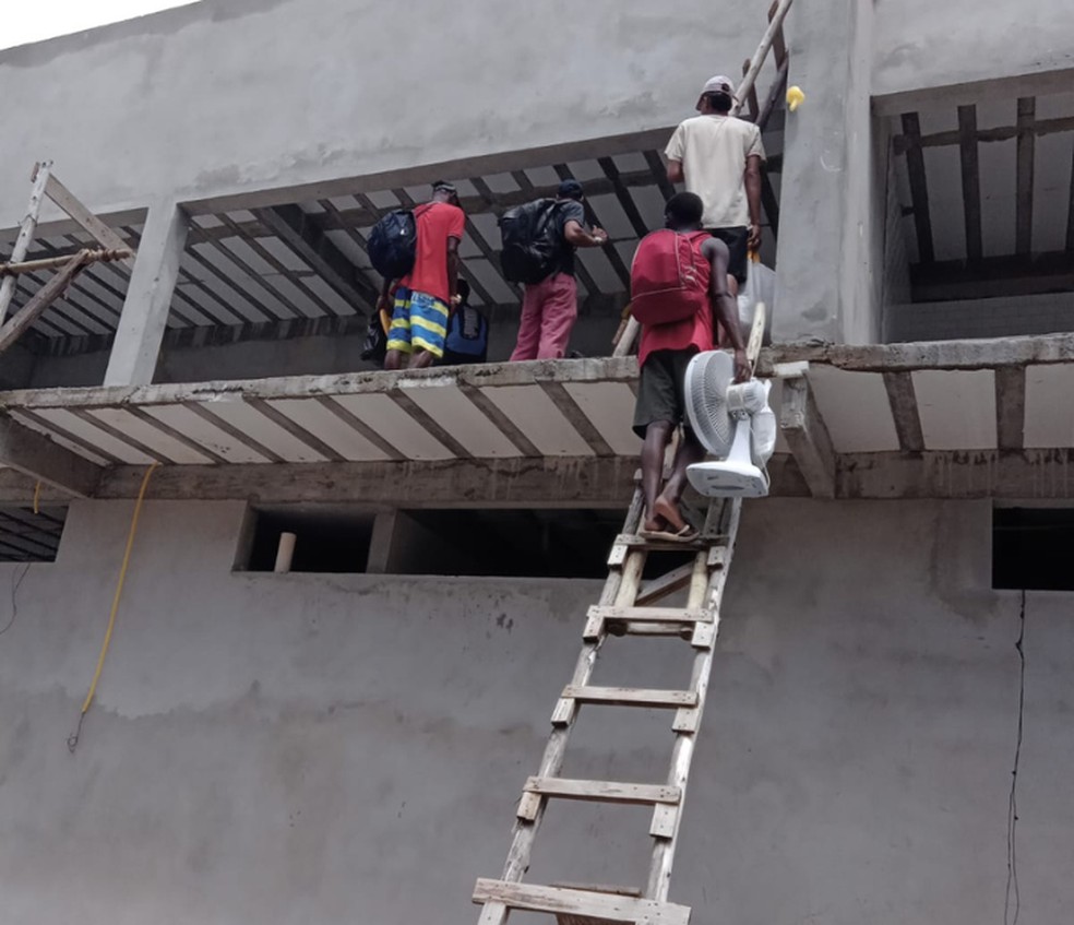 Homens dormiam na obra e usavam escada improvisada para subir no local — Foto: Ministério do Trabalho e Emprego (MTE) 