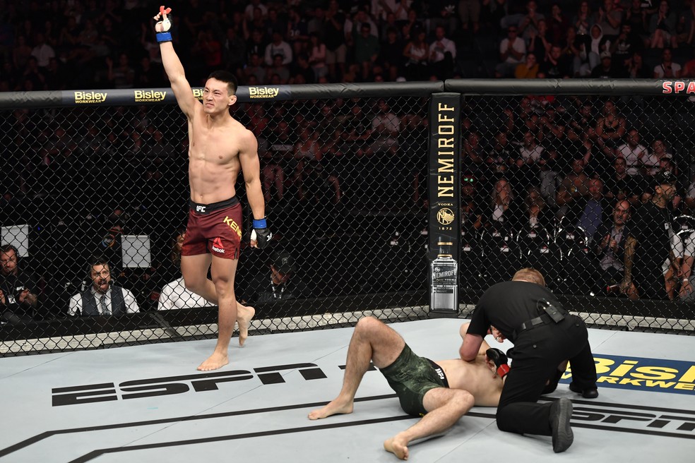 Kenan Song comemora o nocaute sobre Callan Potter no UFC Auckland — Foto: Getty Images