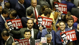 Deputados bolsonaristas protestam contra o atual presidente do Senado, Rodrigo Pacheco (PSD) — Foto: Cristiano Mariz/Agência O Globo
