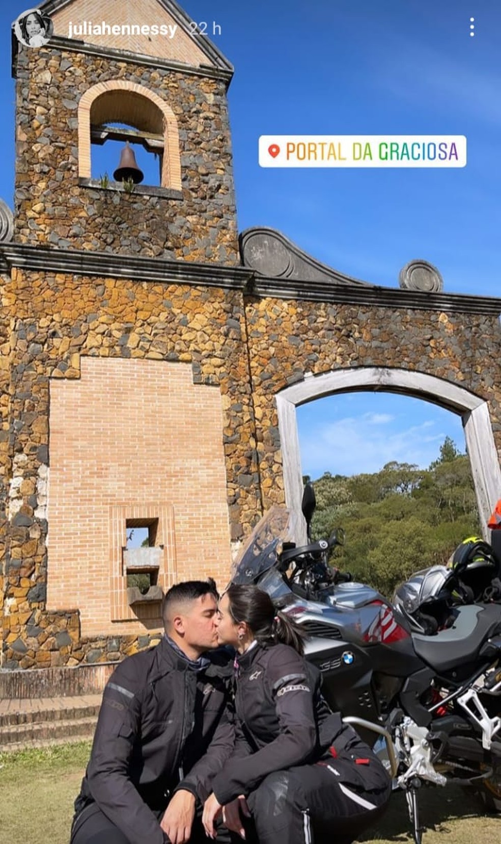 Momentos antes do acidente, ela publicou fotos viajando de moto com o companheiro e passando pela Serra da Graciosa. — Foto: Redes Sociais