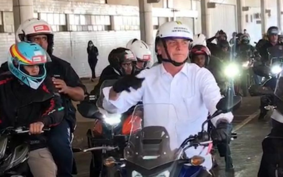 Bolsonaro participa de passeio de moto com apoiadores, em Goiânia — Foto: Instagram/Reprodução