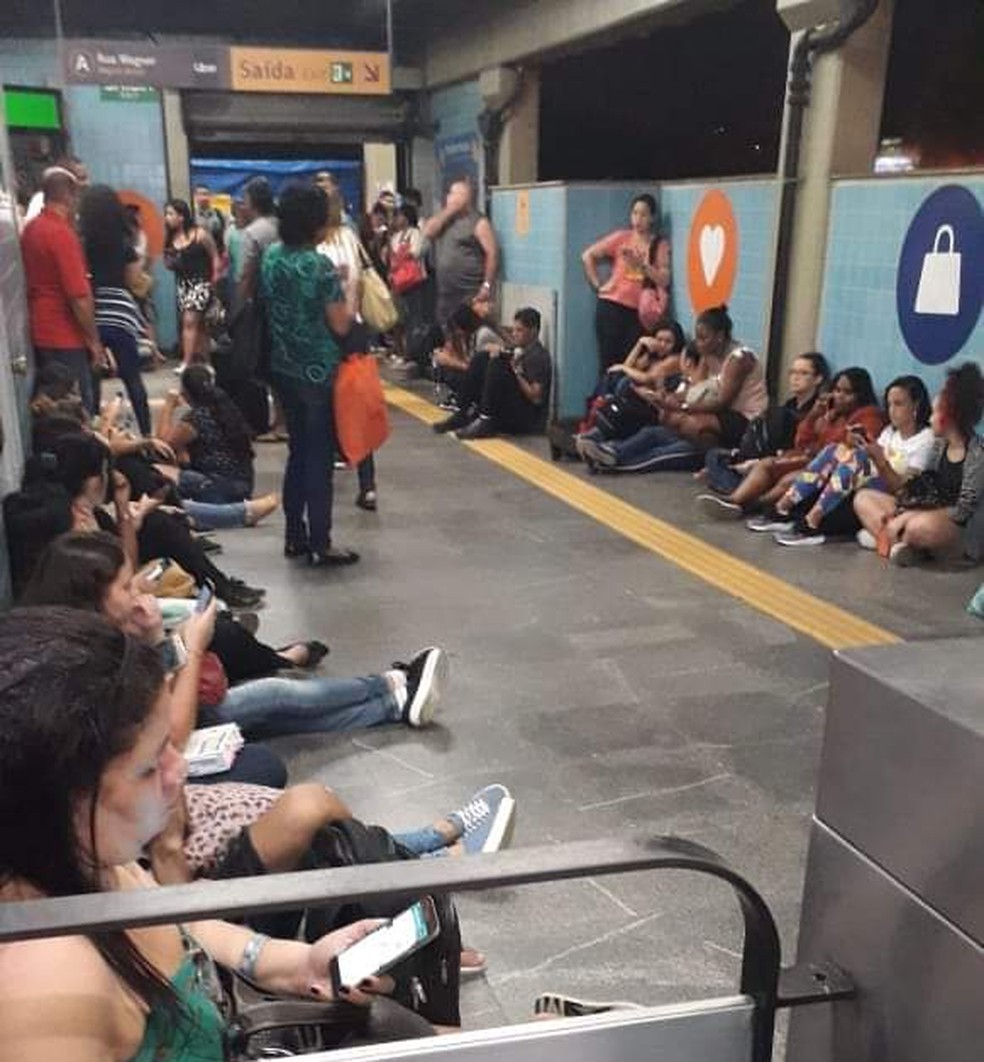 Passageiros do MetrôRio aguardaram a reabertura da estação sentados no chão. — Foto: Reprodução/Redes sociais 