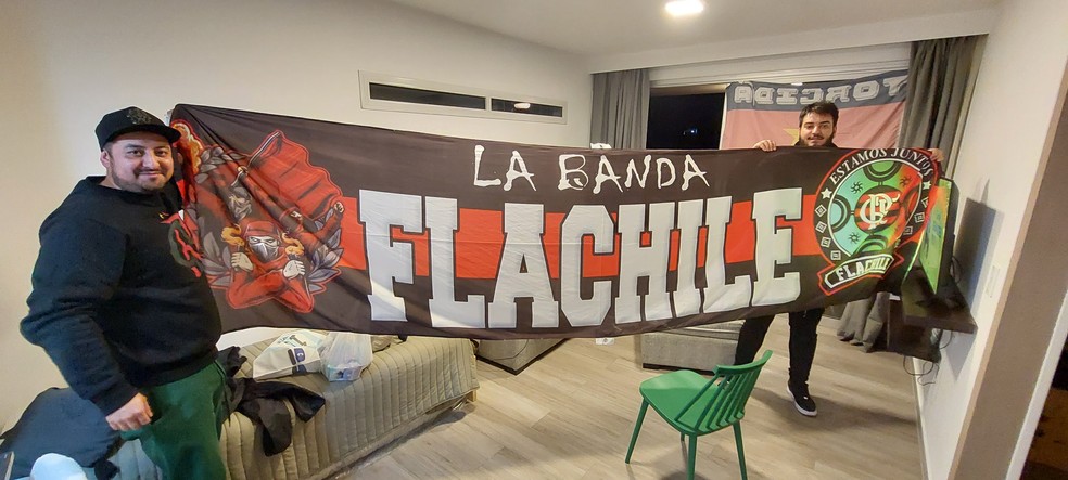 Francisco Pancho Mu&ntilde;oz e Jo&atilde;o Lacave mostram a bandeira da Fla-Chile &mdash; Foto: Fred Gomes