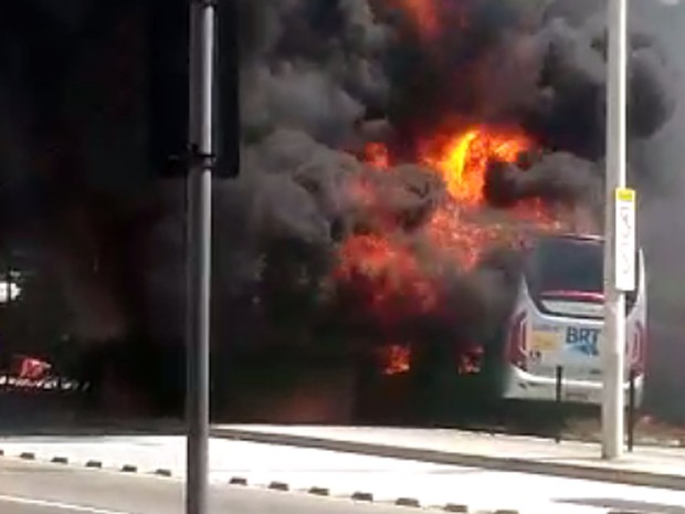 Ônibus queimado em Madureira (Foto: Reprodução / Enviado por Whatsapp)