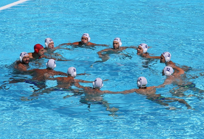 Seleção masculina de polo aquático se reúne antes da partida de estreia (Foto: Satiro Sodré/SSPress)